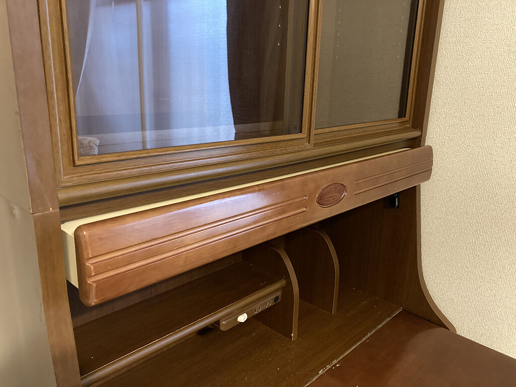 お客様が気に入っていらした学習机の照明部分の飾り彫