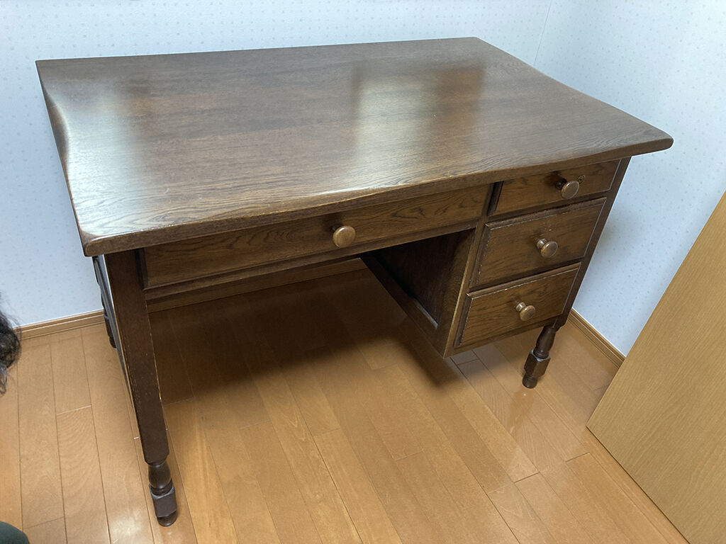 天板と引き出しが一体型となっており搬出が大変だったデスク