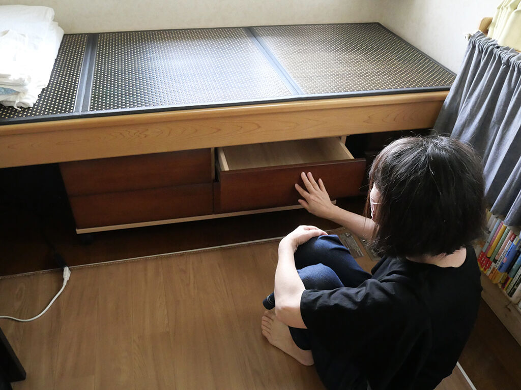 お客様に実際にプッシュオープン式の引き出しを開け閉めしていただいているところ