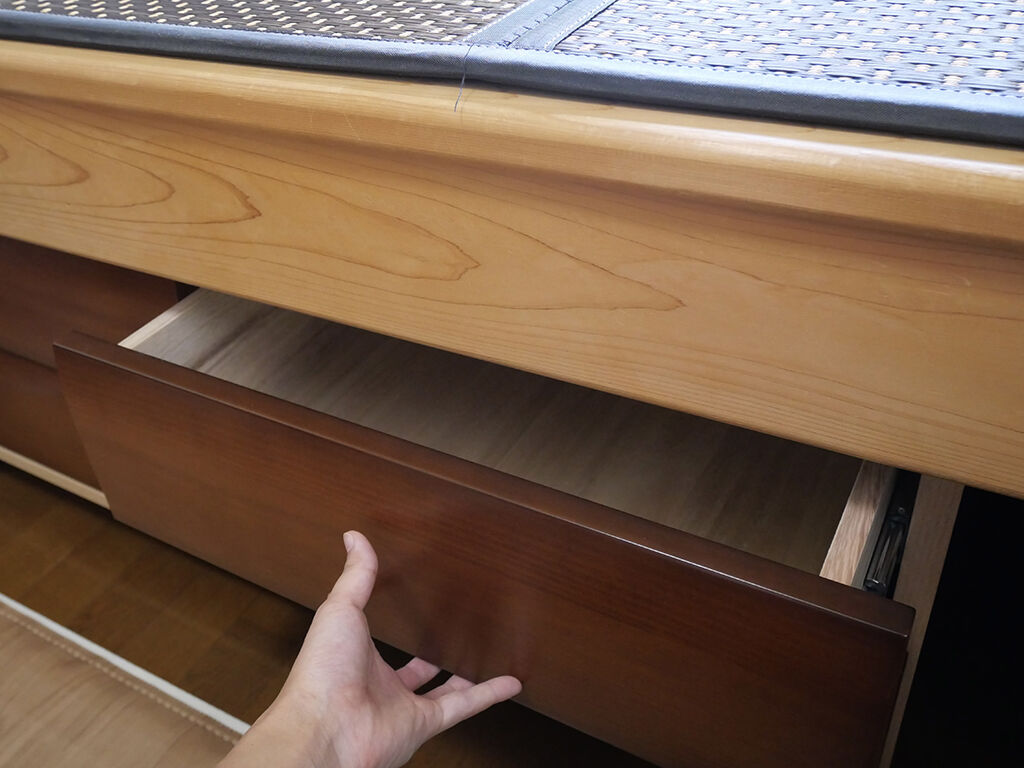 前板を押すと開くプッシュオープン式の引き出し