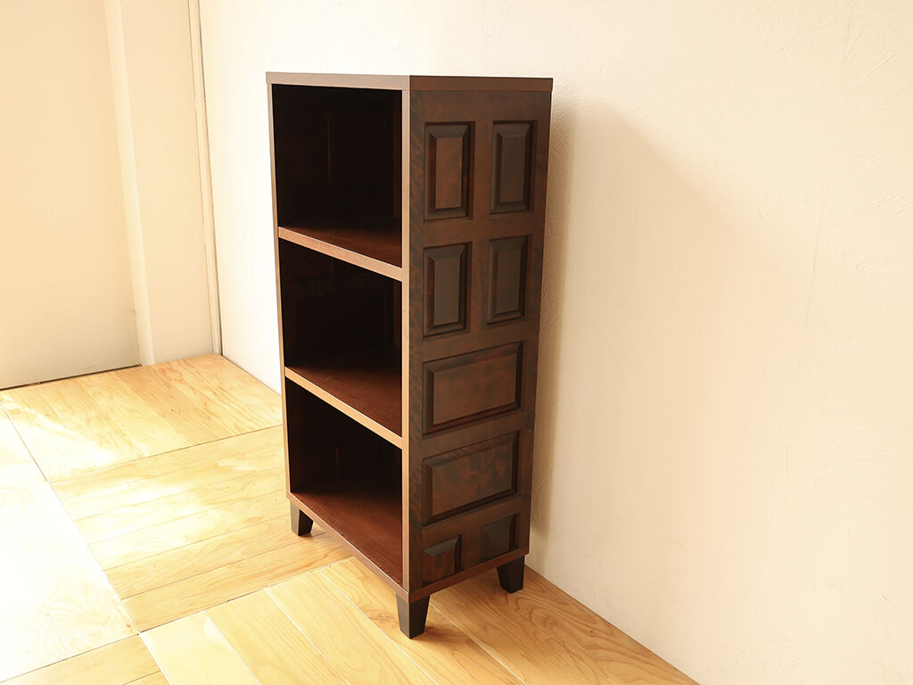 洋服タンスの扉を側板に生かしてリメイクしたオープン棚