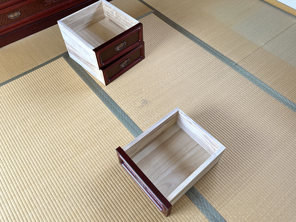 お客様と一緒にスツールのサイズ感を確認