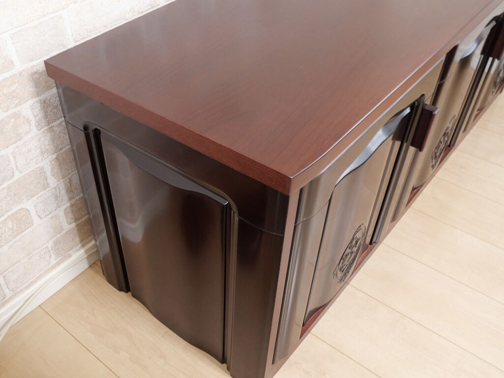 洋服タンスの扉を前面や側面に活かしてリメイクしたテレビ台