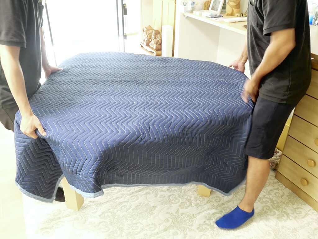 天板と脚を組み立てテーブルを設置