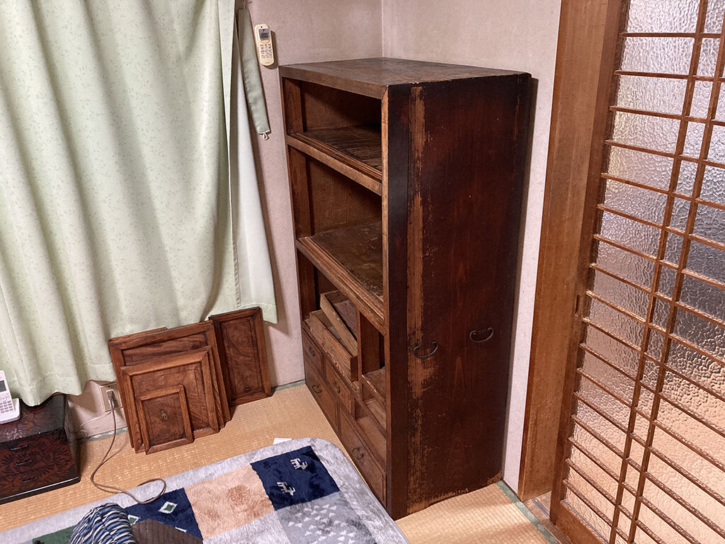お客様のお家に引き取りに伺った際の茶箪笥