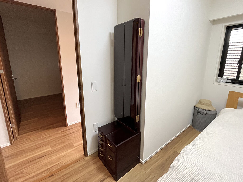 お部屋の一角にぴったりと収まっているリメイク後の鏡台