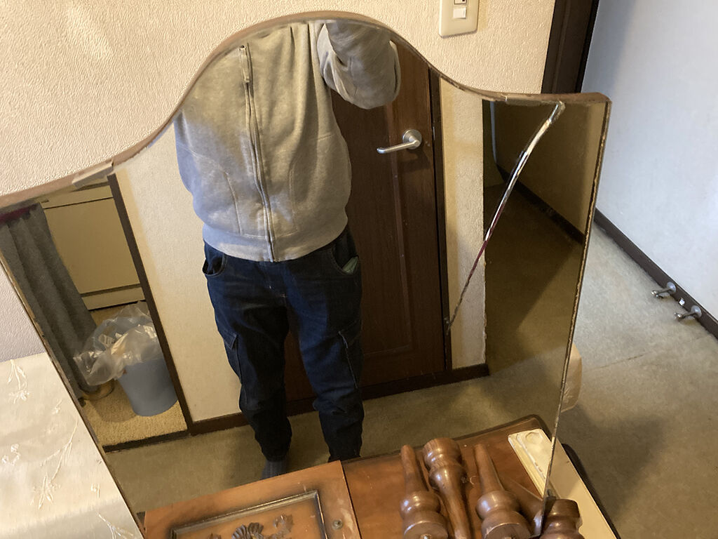 鏡にヒビが入ってしまっていた鏡台
