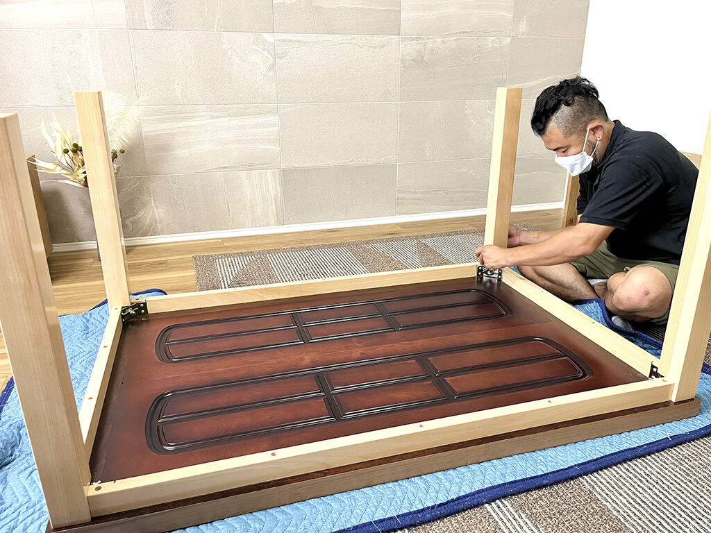 婚礼タンスの扉を活かしてリメイクしたダイニングテーブルの納品の様子