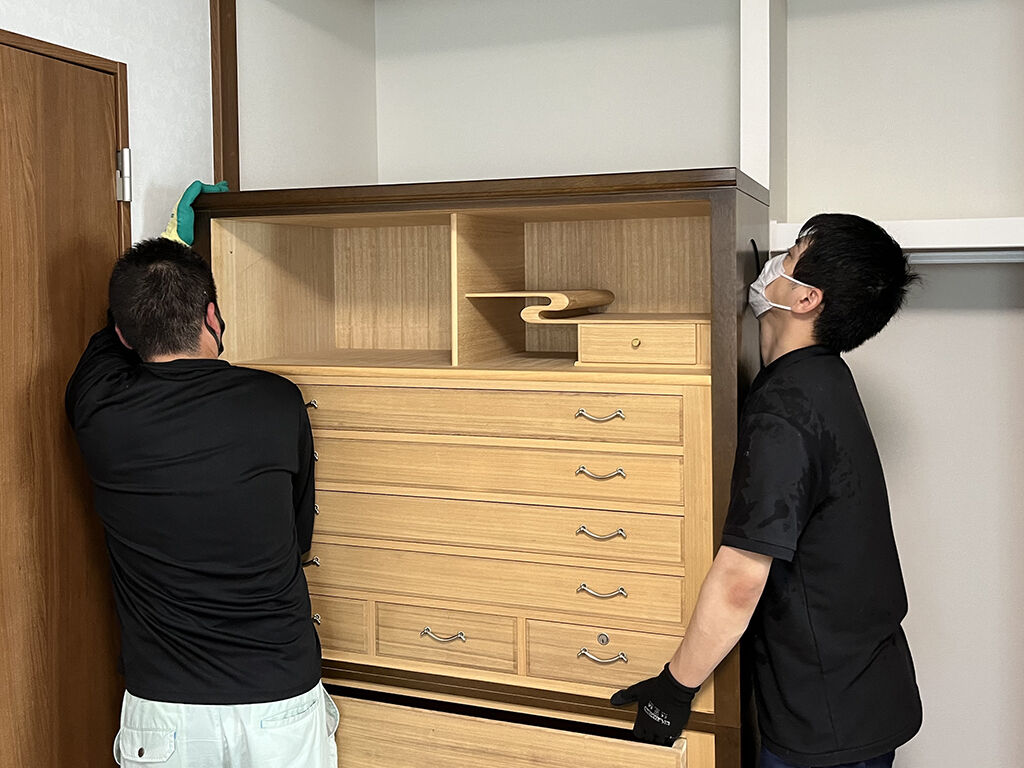リメイクした和タンスの納品の様子