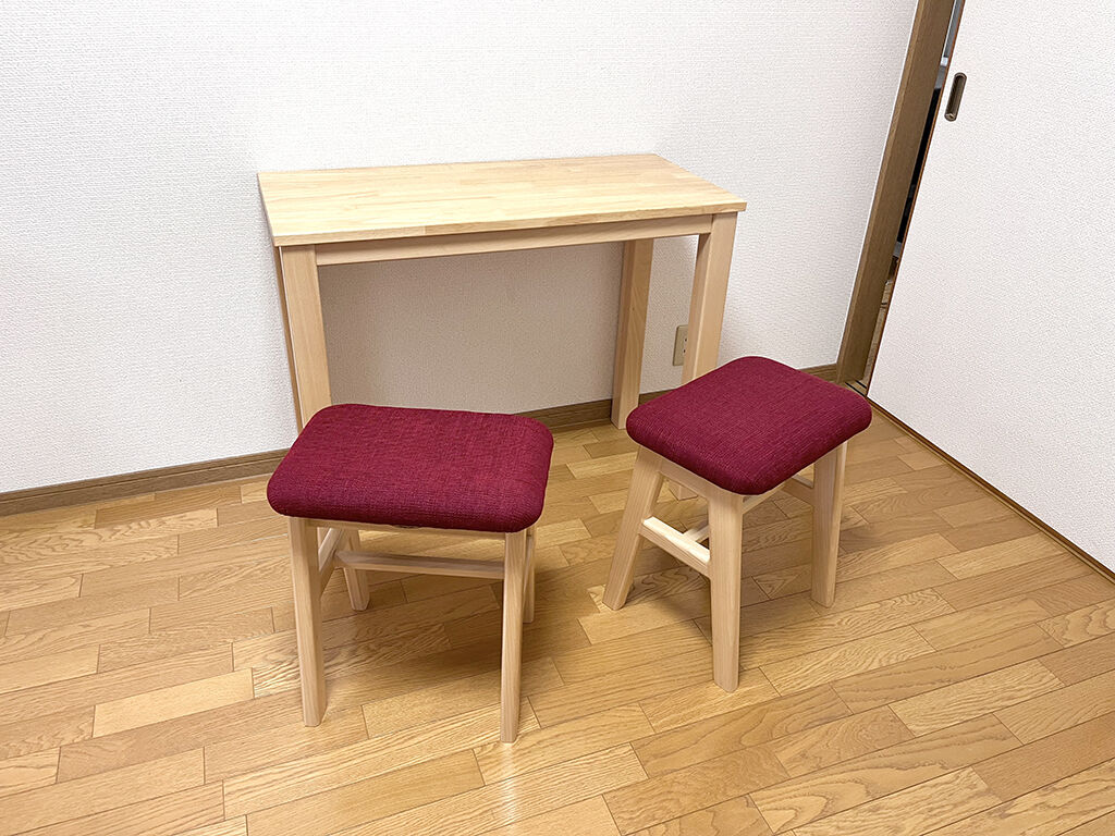 お客様宅に納品した学習机からリメイクしたテーブル&スツール2脚