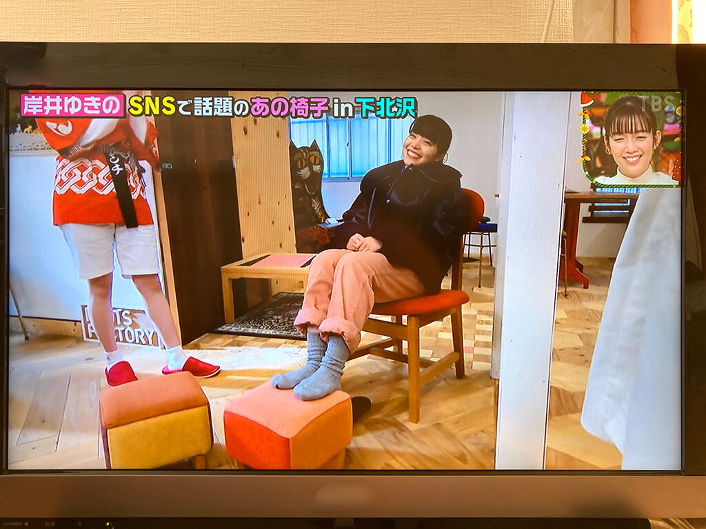 カームチェアに座ってモンペスツールをオットマンに使う岸井ゆきのさん