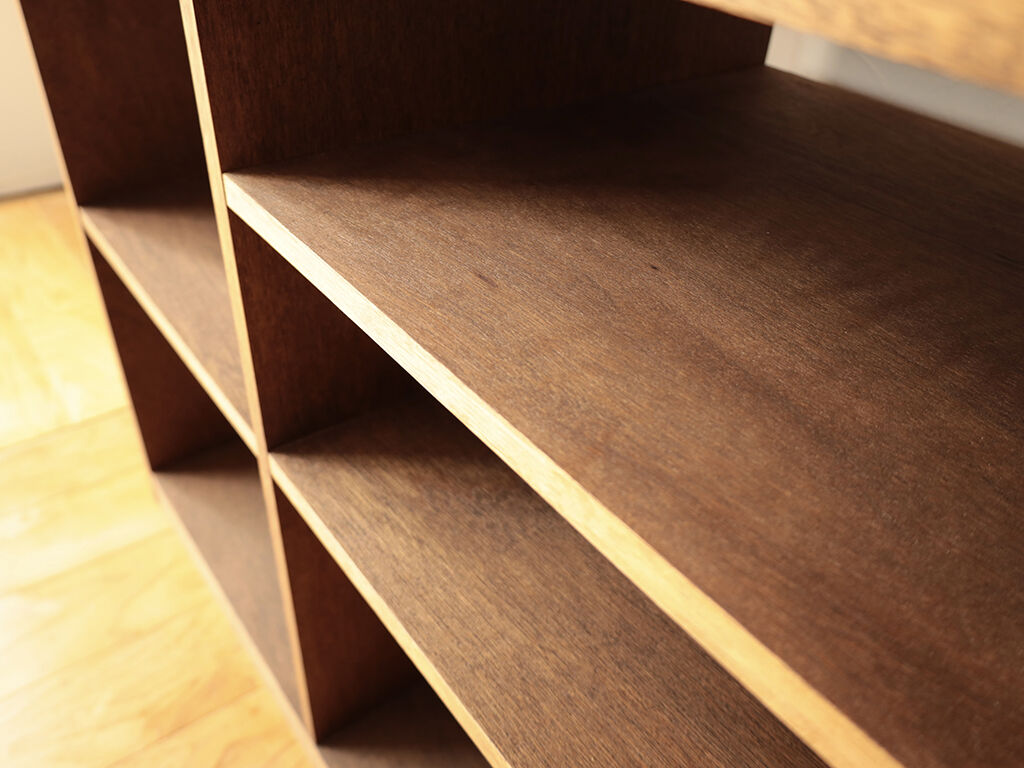 エボニー色のオイルで仕上げたDJブース