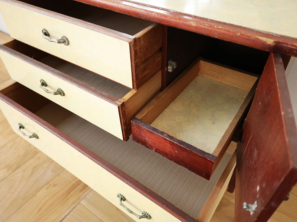扉や引き出しの不具合、木部の傷みなどがあった鏡台