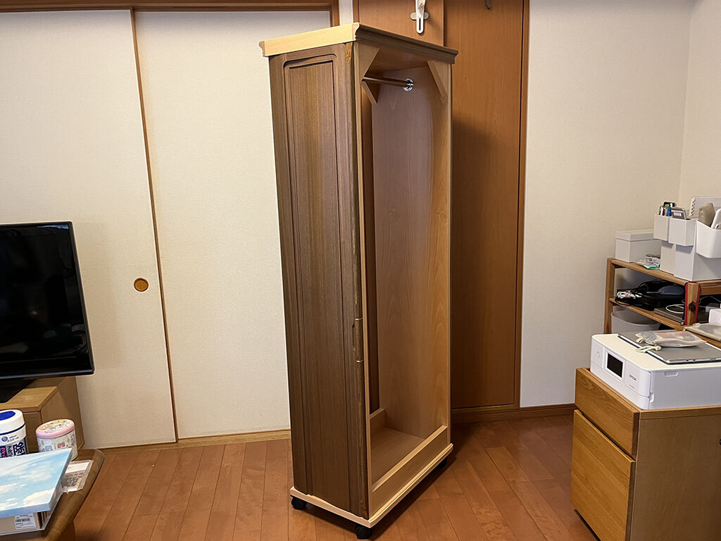お部屋の内装の色合いとよく合っているリメイク後のハンガーラック