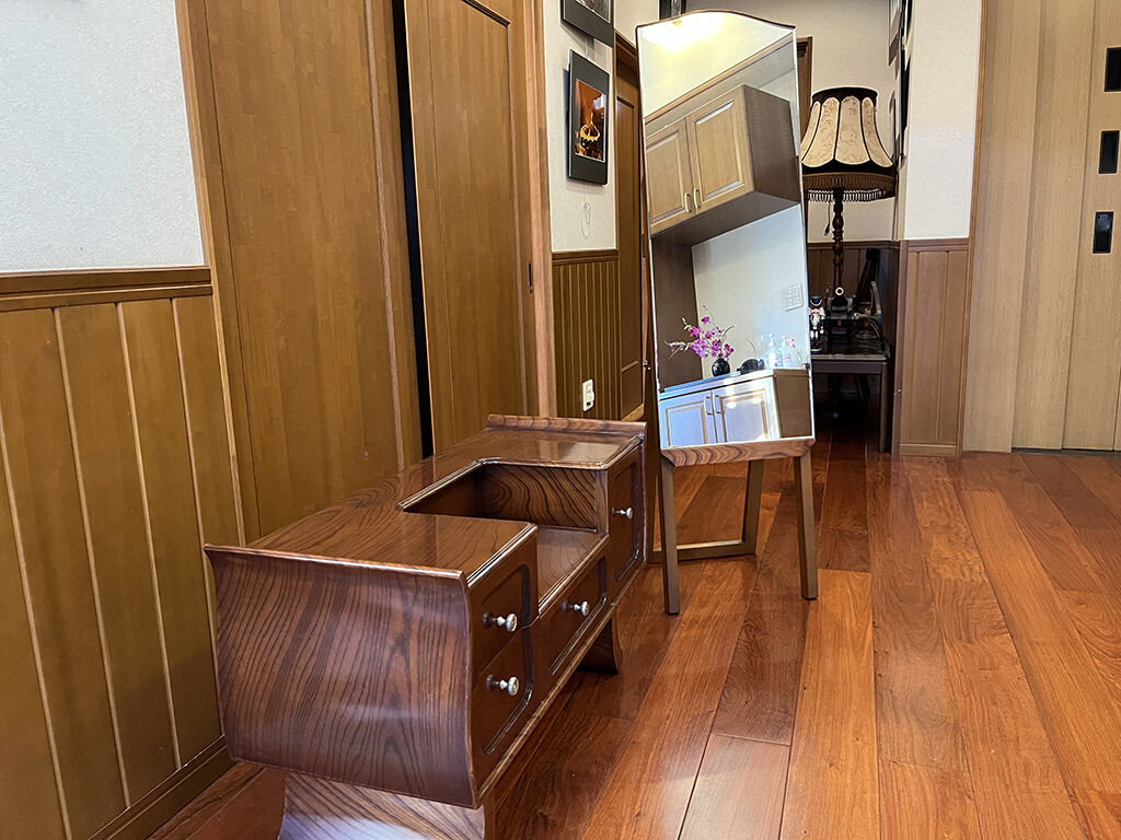 お客様のお家の玄関先に納品させていただいたリメイク後のスタンドミラーと鏡台の台