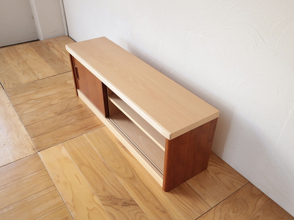 引き戸や側板に婚礼家具の部材を活かしてリメイクしたテレビボード