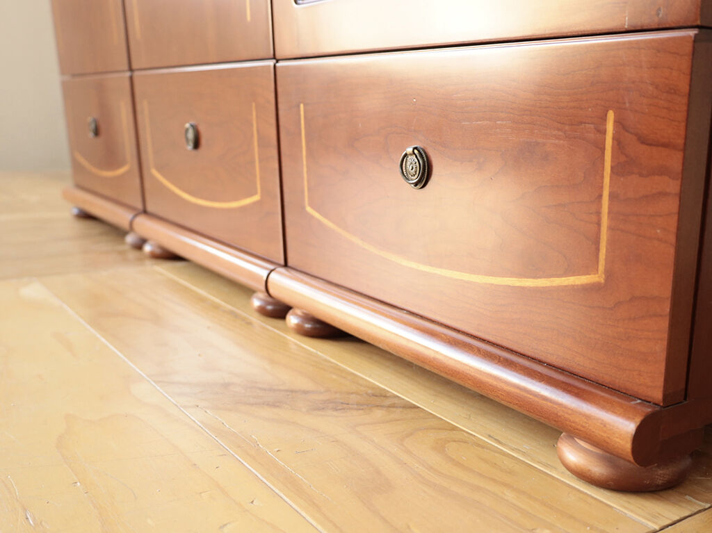 キャビネットの脚の位置を調整してぴたりと連結できるようにリメイク