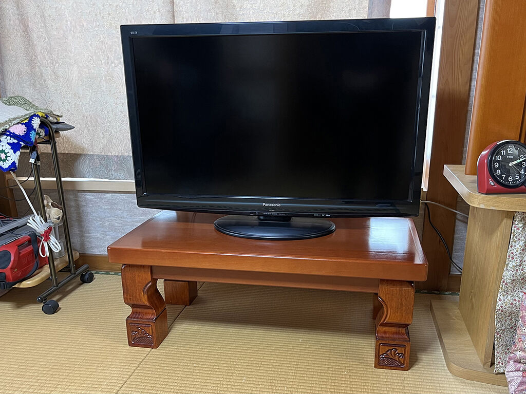 座卓からリメイクしたテレビ台にテレビをのせた写真