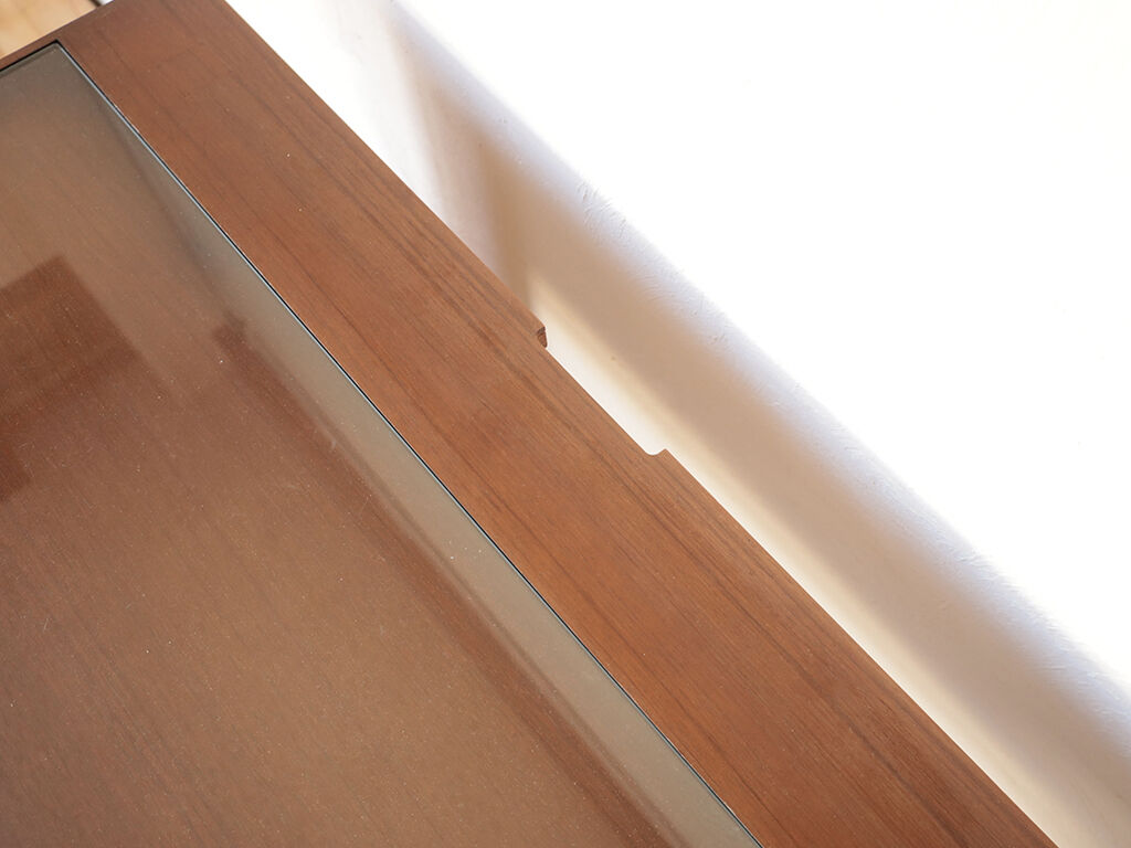 パソコンの電源コードなどの配線切り欠き