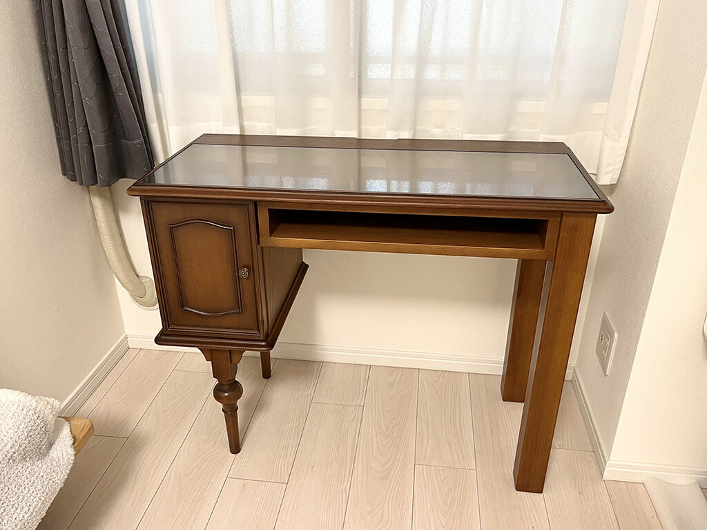 鏡台からリメイクしたパソコンデスクをお客様のお嬢様のお部屋に納品