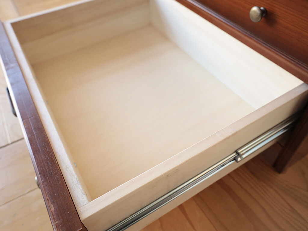 スライドレールにより抜け落ちることなく最後まで開けることのできる引き出し