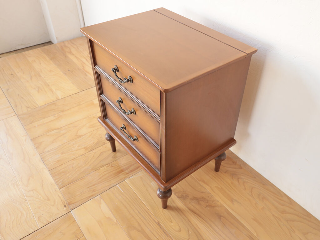 2つの家具の素材を組み合わせリメイクしたナイトテーブル