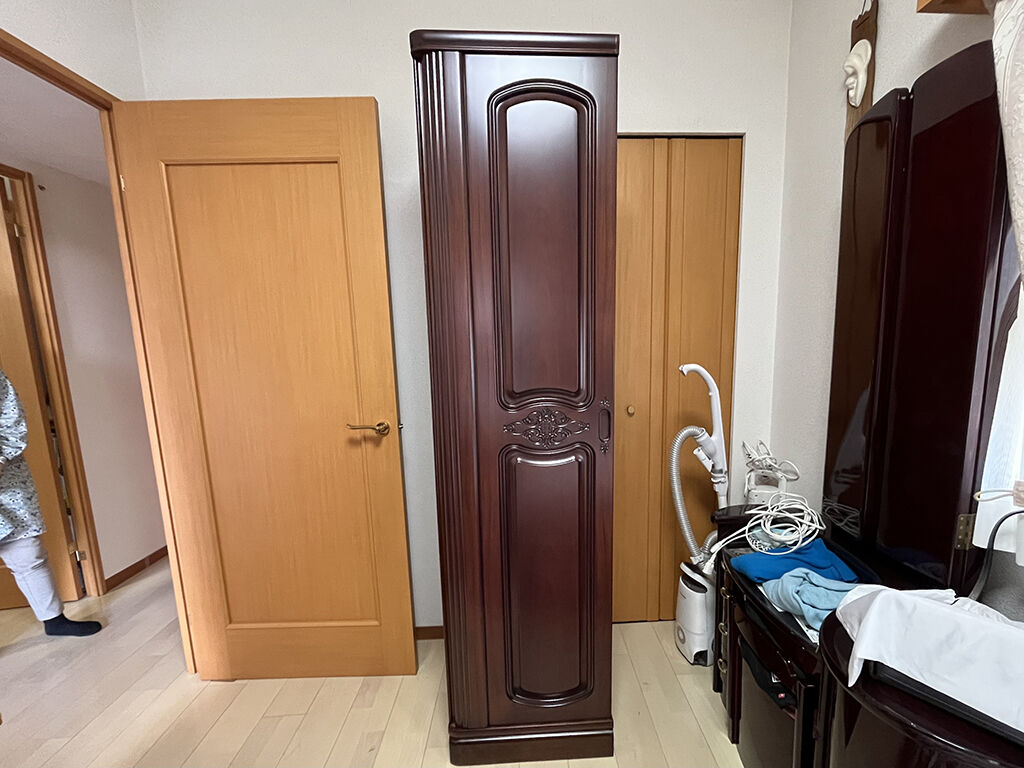 お客様宅に納品させていただいた分割後の1枚扉の洋服タンス