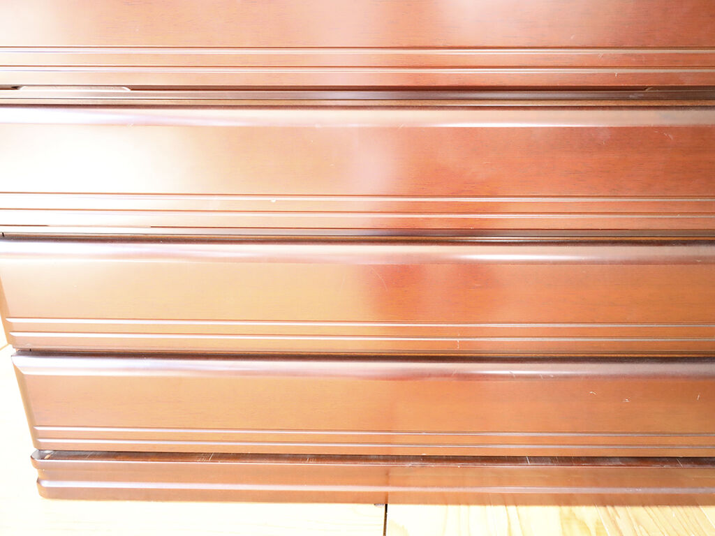 横幅を分割してスリムなチェストにリメイクすることになった婚礼タンスの引き出し
