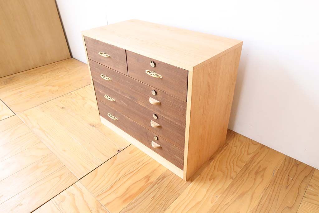 本体をナチュラル色のオーク材で製作し、引き出しを濃色に仕上げることで、モダンな雰囲気になりました