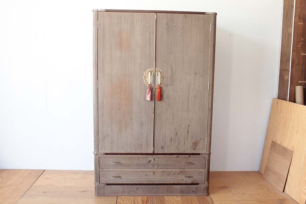 2つの家具のうち洋服タンスの引き出しを生かしたナイトテーブルの製作事例