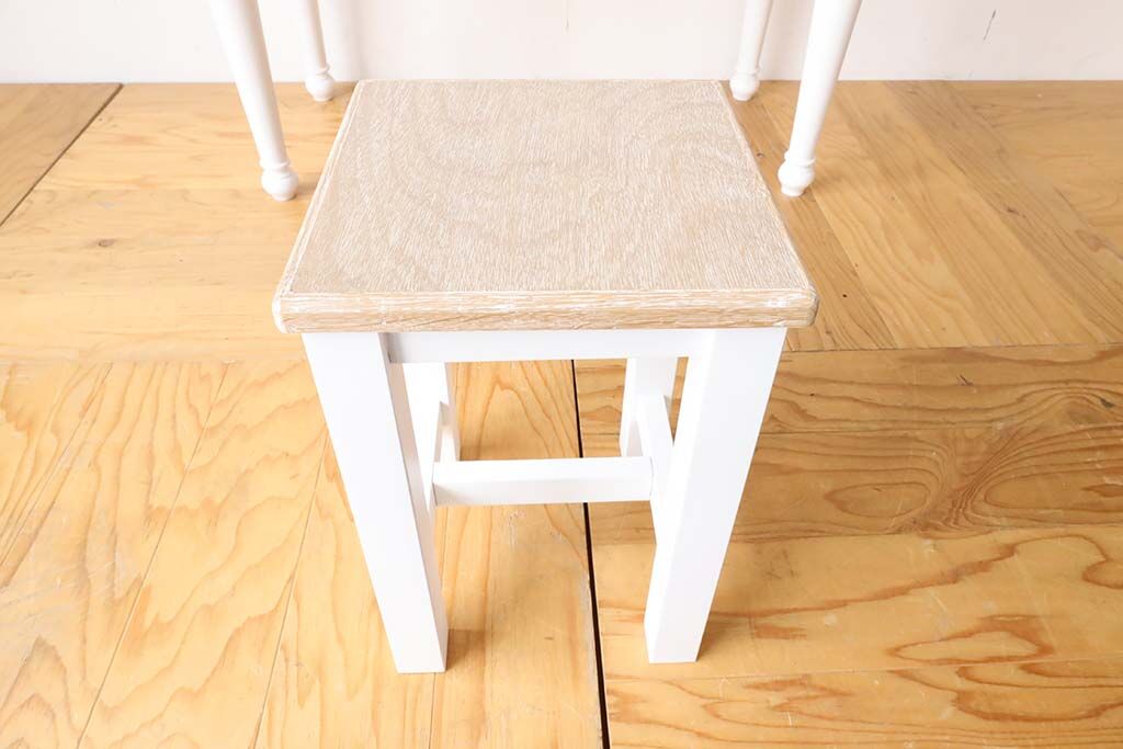 天板をカットした残りの材を使い、小さなスツールも作れたらとのお客様のご希望でルーツファクトリーの製作事例にあるようなスツールも作りました