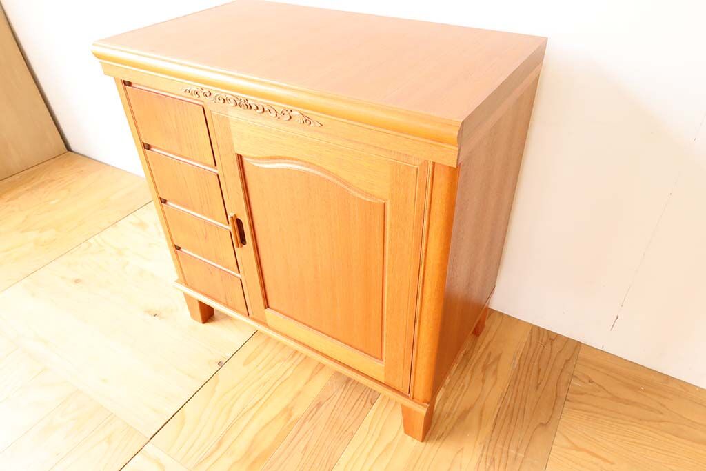 和タンスの扉や天板、底板、側板などをたっぷり生かしました