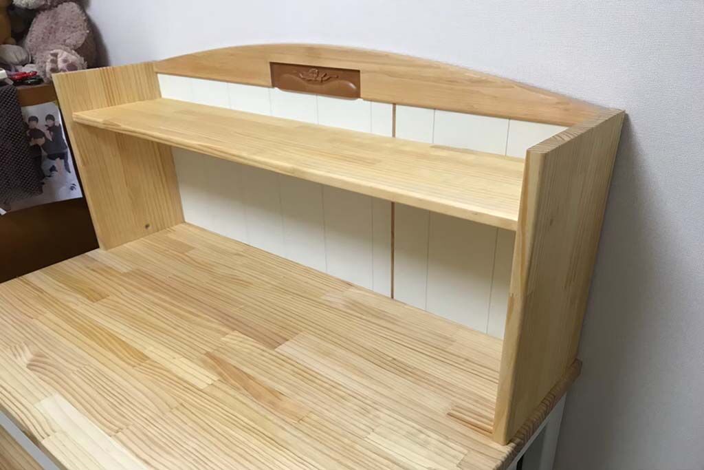 デスクの正面は箪笥の扉にあしらわれていたお花の彫刻をワンポイントに残しました