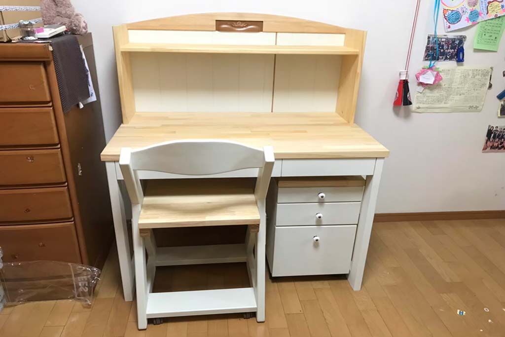 カントリー調の白を基調とした勉強机をご希望で、元の婚礼箪笥のイメージを残さなくても構わないとのことで、表面に見える部分を新しい材料で製作しました