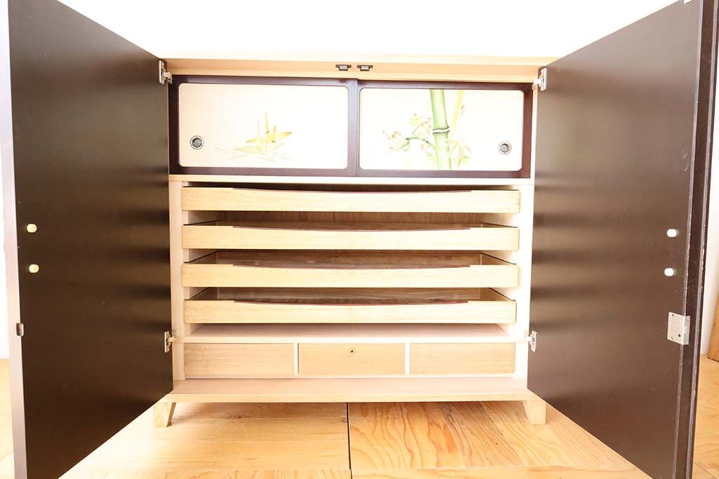 開き扉内部のお着物盆もそのまま使えるようにしたいとのことで、内部は元の和タンスと同じように、お着物盆や引き戸が入っています