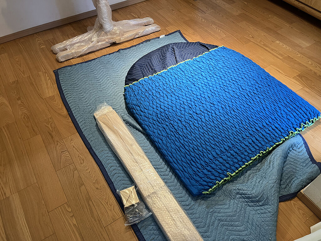 納品時組み立て前のテーブル