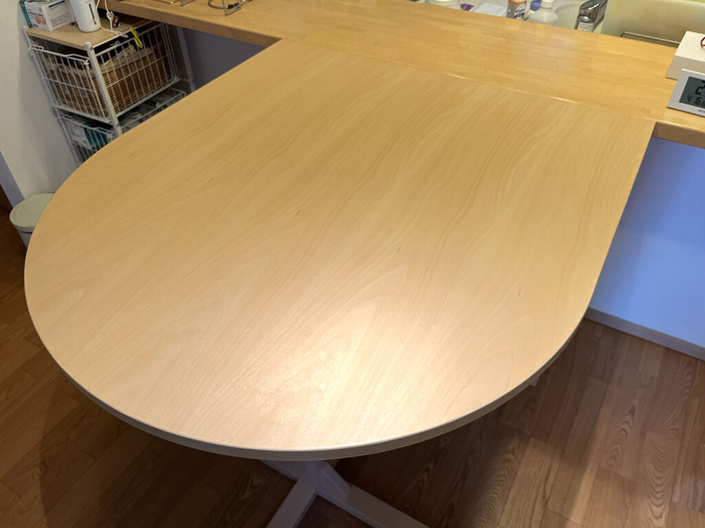 カウンターとつなげて使える半楕円型ダイニングテーブル