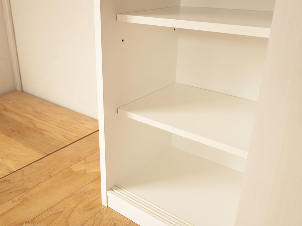 食品用のカゴなどを収納しやすい可動棚