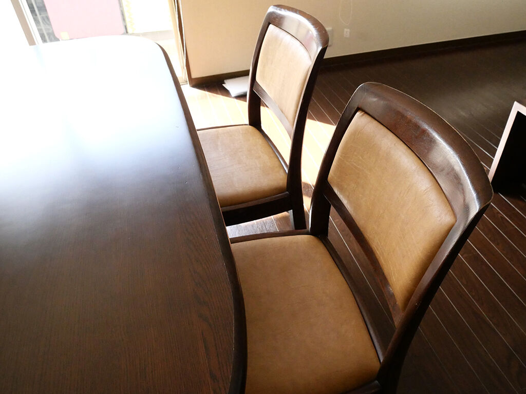 お部屋全体が明るくなるライトブラウンの椅子生地