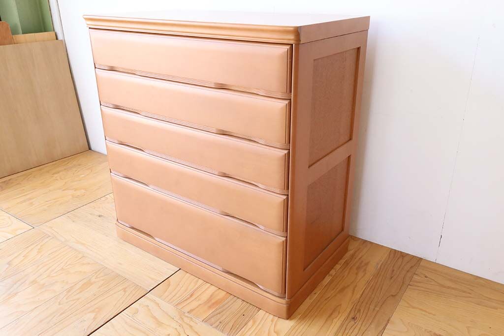 引き出しを全て分解し、引き出しと本体の間にスライドレールが入るよう横幅をカットして、再び組み直したので、外観は変わっていません