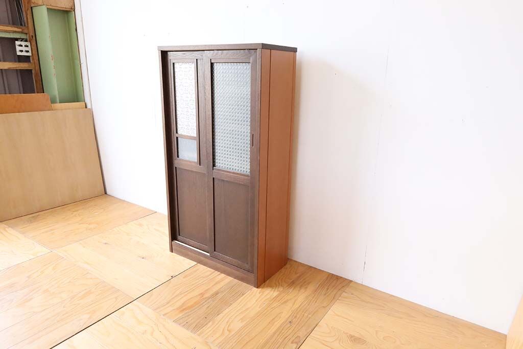 ダークブラウンの深みある木枠にガラス戸とトーンの異なる側板が合わさり、レトロでノスタルジックな雰囲気になりました