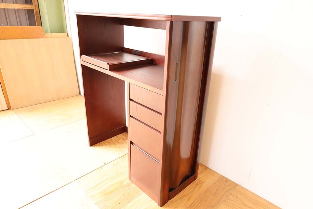 洋服タンスの扉をキッチンボードの側板に使用して、全体を近似色で仕上げることで統一感のあるシックなキッチンボードとなりました