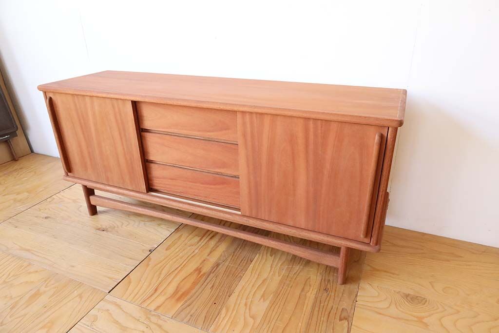 婚礼タンスの部材をテレビボードの構造材に活かし、家具のサイズや形、引き出しや棚の寸法などオーダーメイド家具と同じように一からデザインしていきました