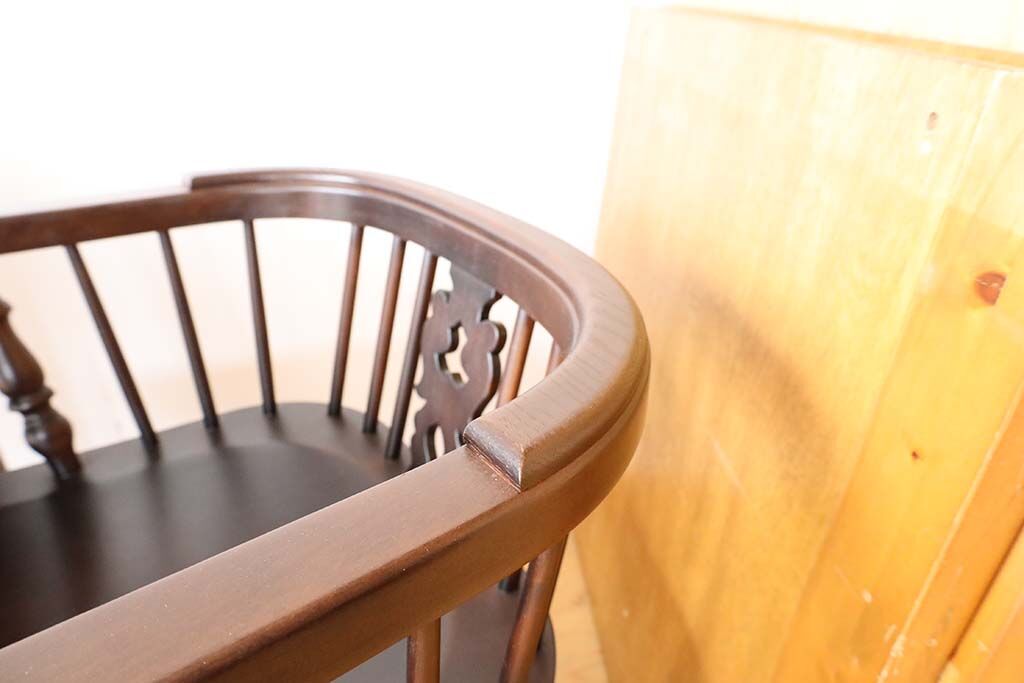 肘掛け部分より上の背もたれはカットして、肘掛けのラインに合わせて切り出した無垢材で化粧をしました