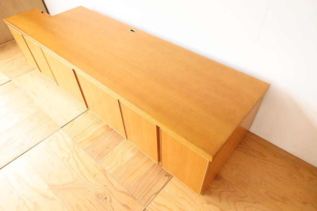 元の天板と同じ雰囲気となるようにナラ材の柾目を使用して、天板は新しく製作しました
