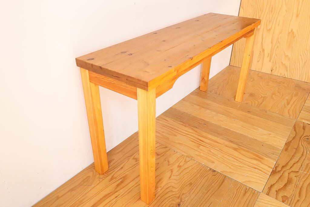 脚は4本脚などのシンプルな形が良いとのご希望で、切り落とした天板から製作しました