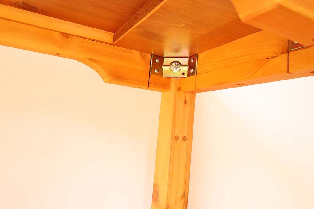 天板と脚は六角レンチで簡単に分解することができるため、移動の時に持ち運びがしやすいです