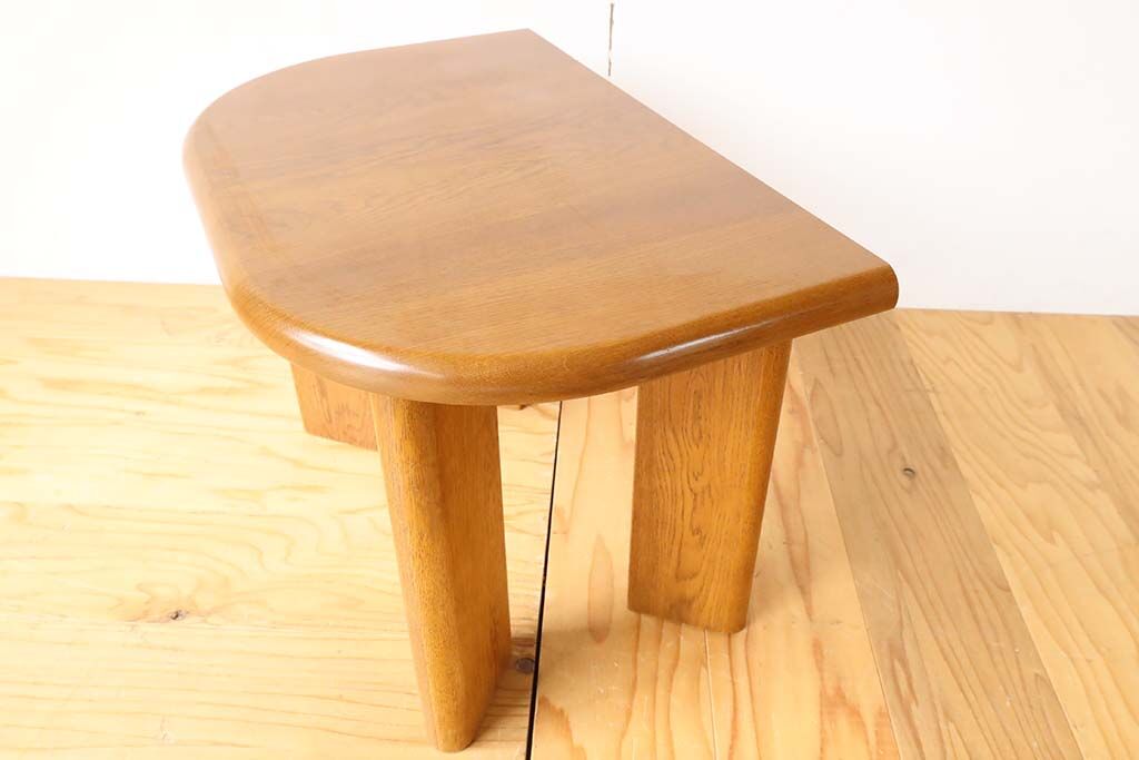 面影が残るように天板の面取りをそのまま活かしました