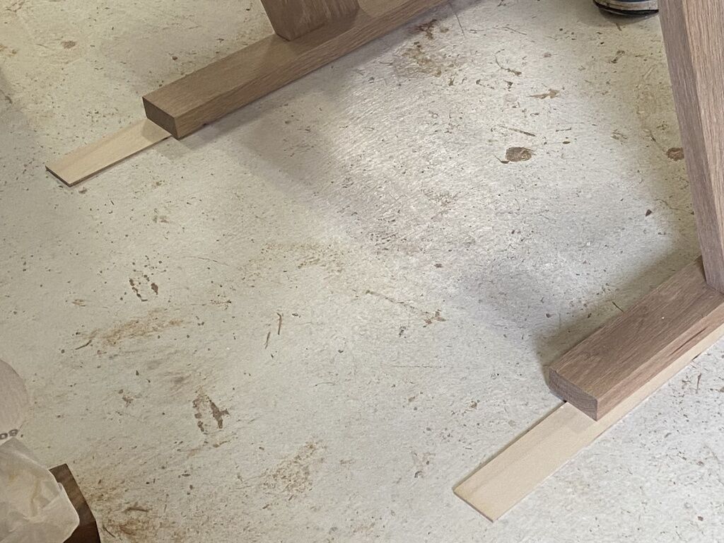 テーブル脚の下に木を置いて丁寧に