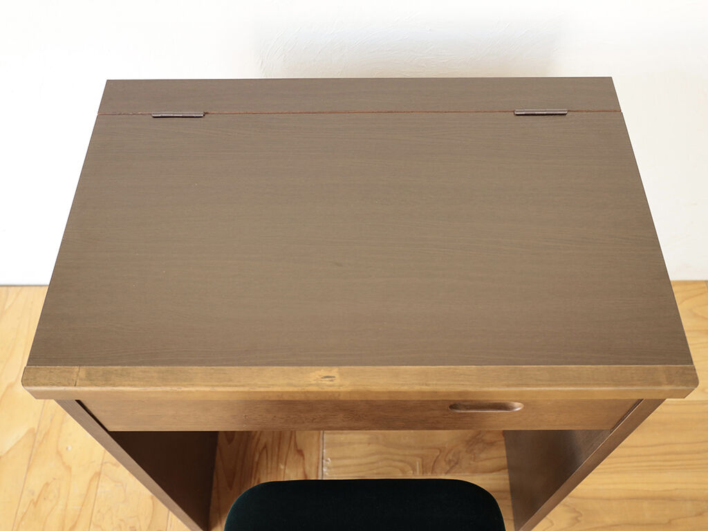 タンスの天板を加工して作ったドレッサーの天板